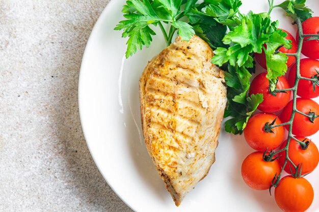 Petto di pollo alla griglia carne fritta pollame pronto da mangiare spuntino sul tavolo copia spazio