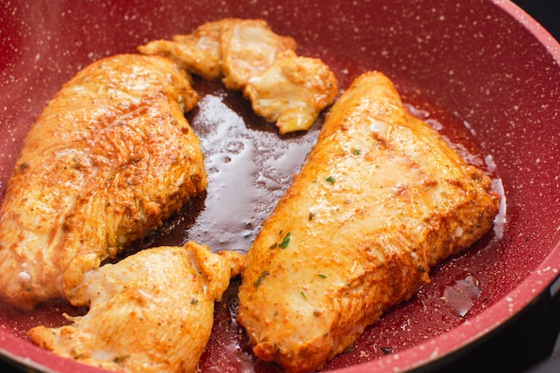Petto di pollo alla griglia che cucina cibo sano in padella
