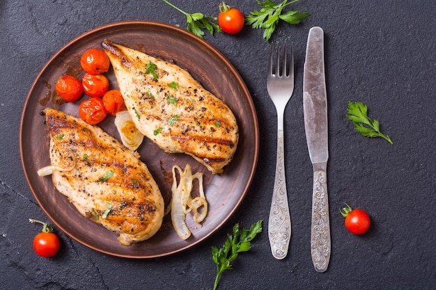 Petto di pollo alla griglia con pomodoro, prezzemolo e cipolla