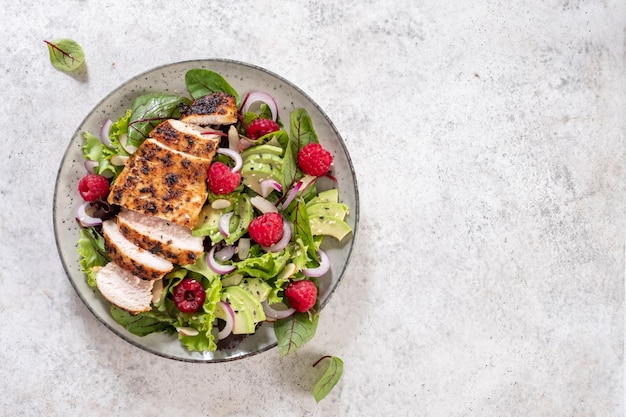 Petto di pollo alla griglia e insalata di verdure fresche cibo sano fresco