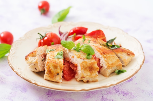 Petto di pollo alla griglia farcito con pomodori, aglio e basilico