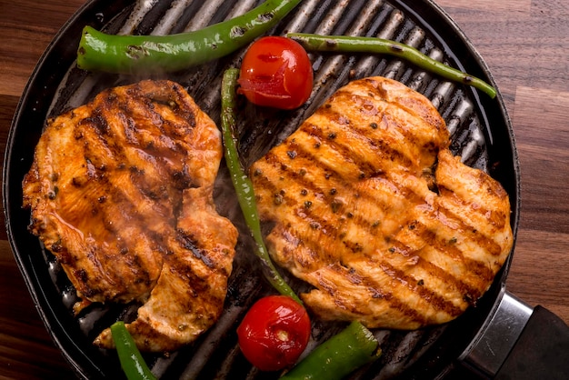 Petto di pollo alla griglia in diverse varianti. Foto di cibo.