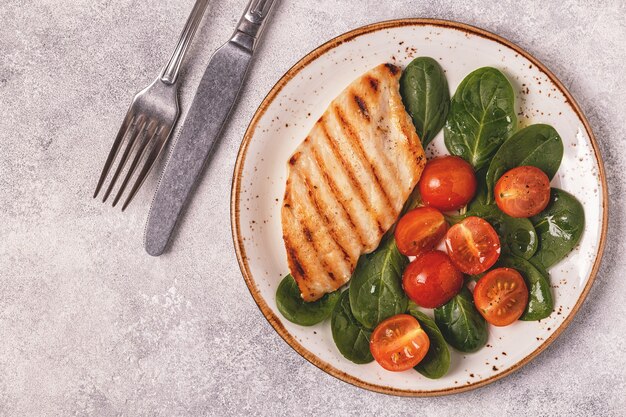 Petto di pollo alla griglia servito con insalata di verdure