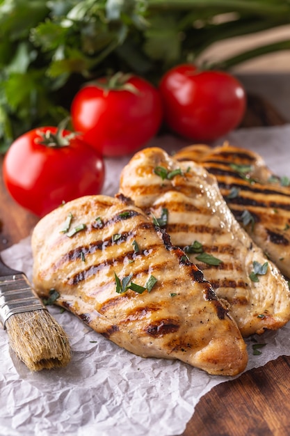 Petto di pollo alla griglia sul bordo del macellaio si chiuda.