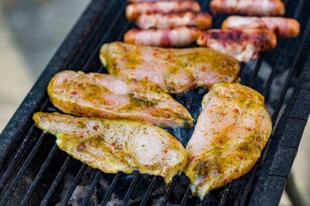 Petto di pollo alla griglia sulla griglia fiammeggiante.