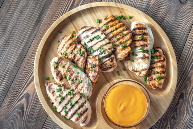 Petto di pollo arrostito sul bordo di legno