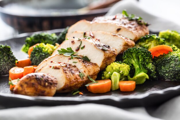 Petto di pollo arrosto con broccoli carota e sesamo.