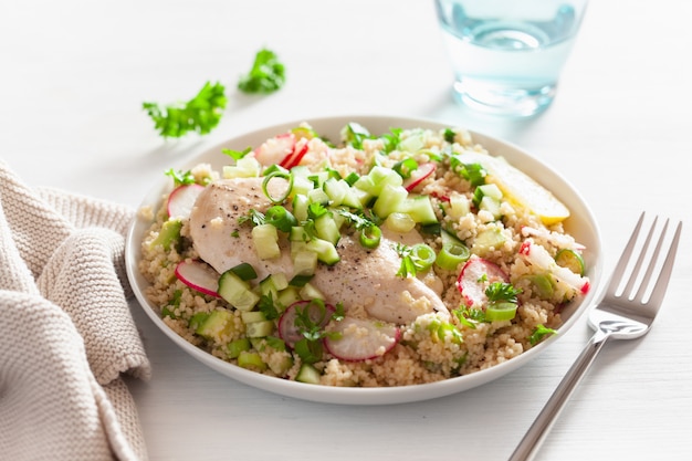 Petto di pollo con couscous, cetriolo, avocado, cipollotto, ravanello. pranzo salutare