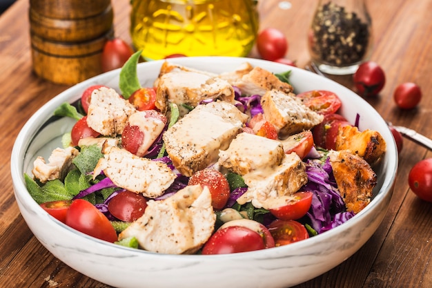 Petto di pollo con insalata fresca. Menu del pranzo salutare. Dieta alimentare.