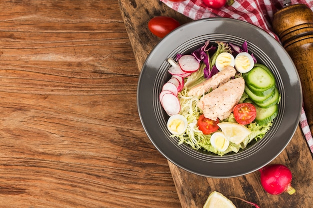 Petto di pollo con insalata fresca