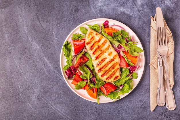 Petto di pollo con insalata fresca