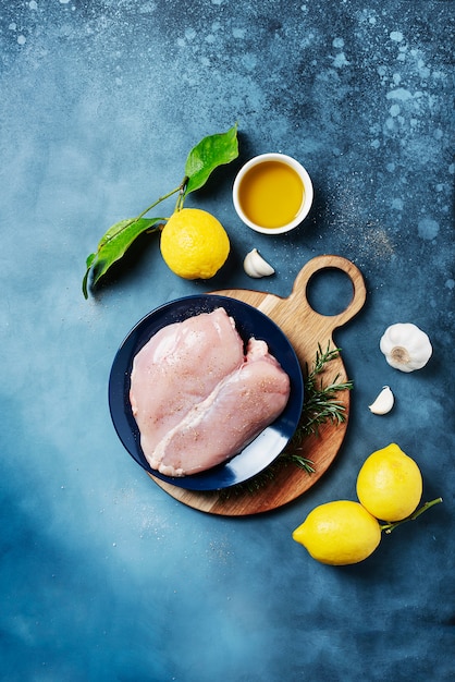 Petto di pollo con limoni, rosmarino e pepe