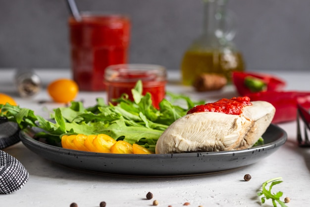 Petto di pollo con peperoncino e salsa di pomodoro