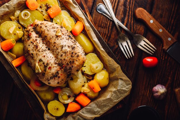 Petto di pollo condito al forno con verdure su teglia