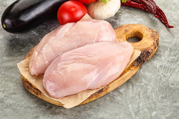 Petto di pollo crudo da cucinare