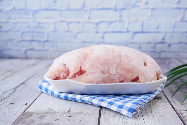 petto di pollo crudo in un pacchetto sul tavolo