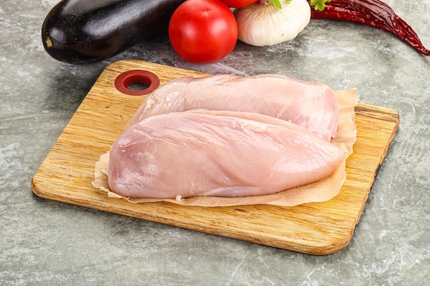 Petto di pollo crudo per la cottura