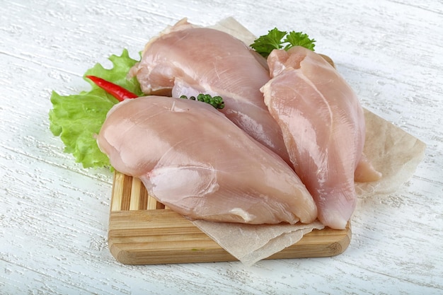 Petto di pollo crudo