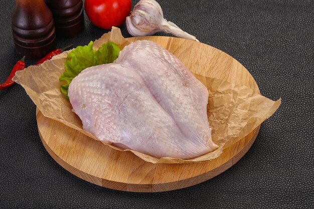 Petto di pollo crudo