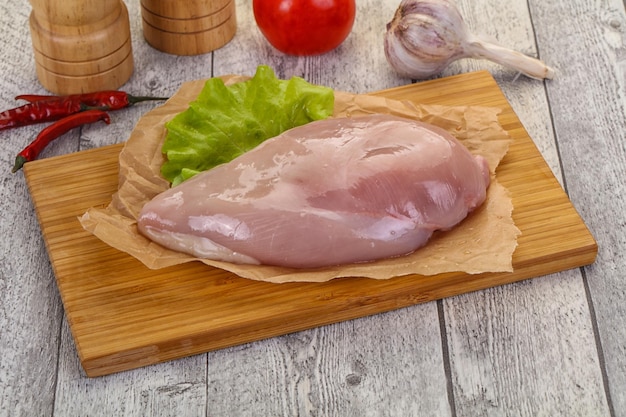 Petto di pollo crudo