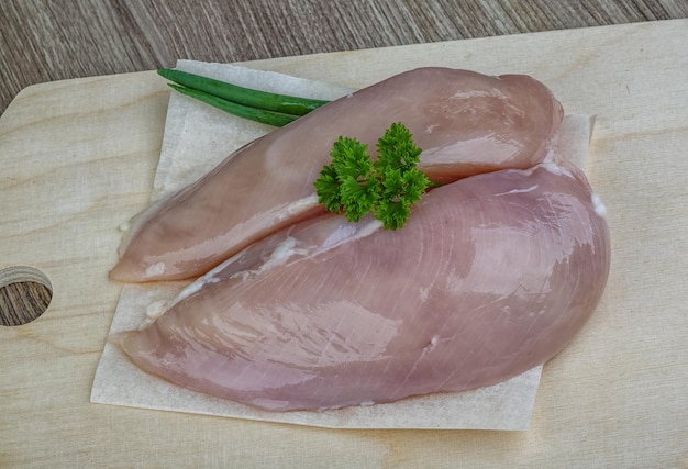 Petto di pollo crudo