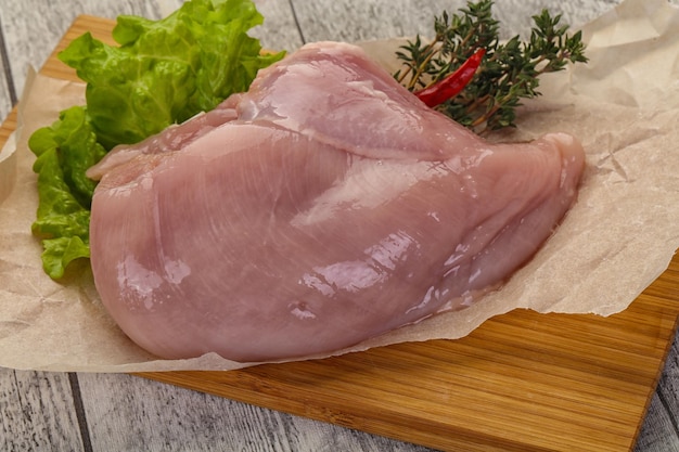 Petto di pollo crudo