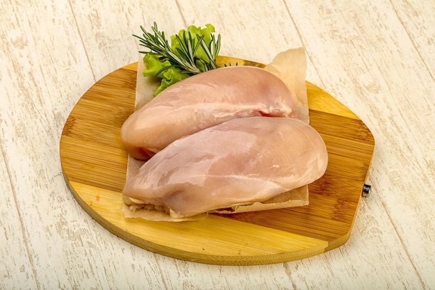 Petto di pollo crudo