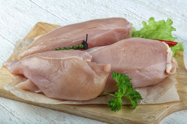 Petto di pollo crudo