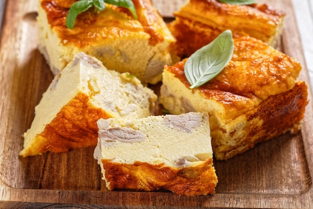 Petto di pollo e uova cuociono la frittata di carne di pollo