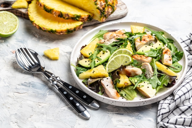 Petto di pollo grigliato, ananas, avocado, rucola verde, lime e olio d'oliva