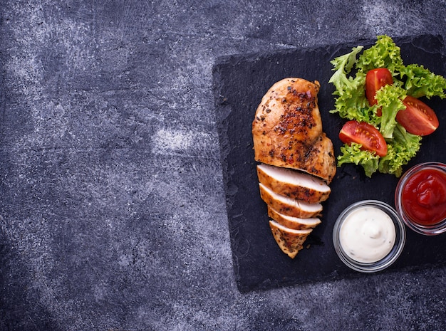 Petto di pollo grigliato con insalata di verdure