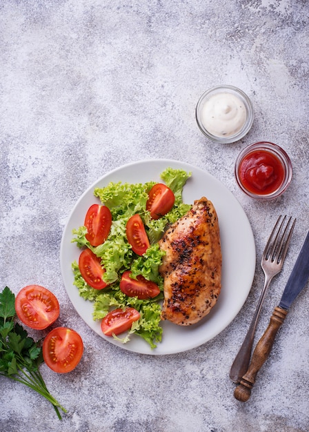 Petto di pollo grigliato con insalata di verdure