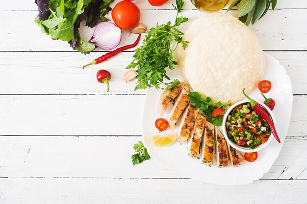 Petto di pollo grigliato con salsa di pomodoro fresco e pita. Vista dall'alto