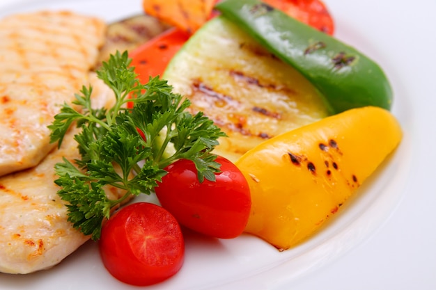 Petto di pollo grigliato con verdure grigliate