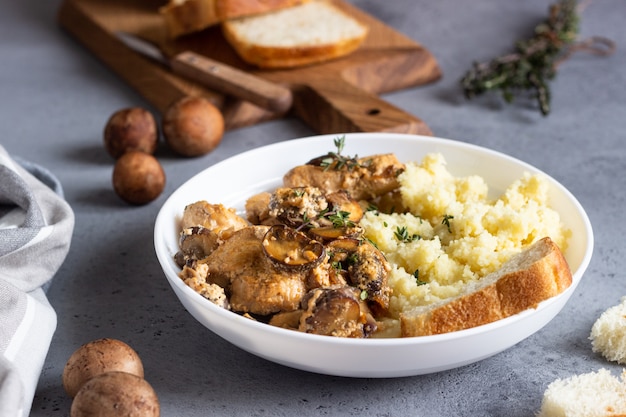 Petto di pollo in salsa di panna con funghi, cipolla e timo servito con couscous.