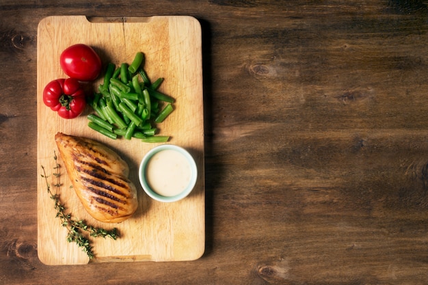 Petto di pollo sano alla griglia marinato servito con verdure, copia spazio per il testo