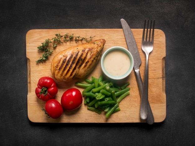 Petto di pollo sano alla griglia marinato servito con verdure