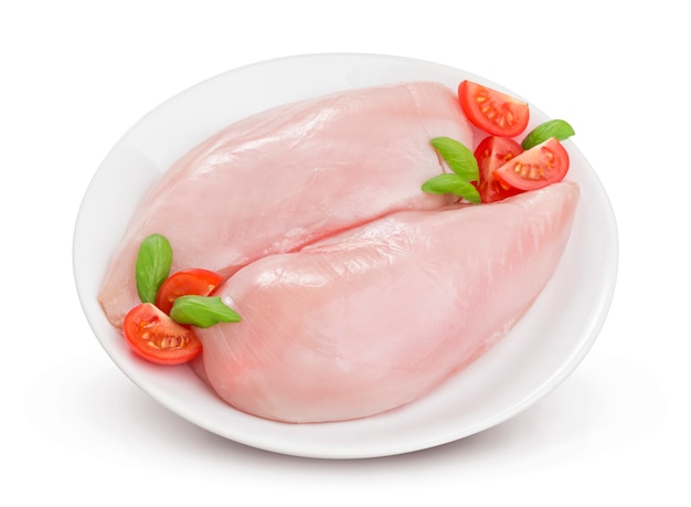 Petto di raccordo di pollo crudo isolato su bianco