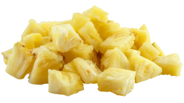 Pezzetti di ananas su uno sfondo bianco