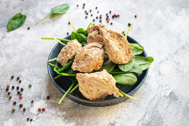 Pezzi crudi di carne di soia seitan pronti per cucinare snack vegani o vegetariani