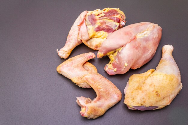 Pezzi crudi freschi di pollo (bio) biologico da pollame.