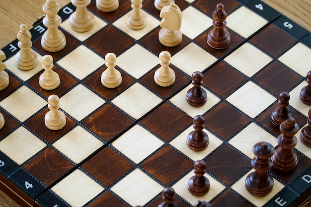 Pezzi degli scacchi in bianco e nero su una vista dall'alto del tabellone