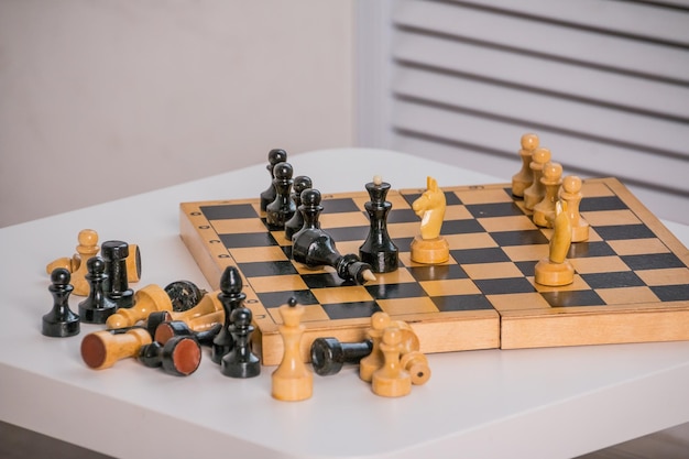 Pezzi degli scacchi in legno sul gioco da tavolo Concetto di leadership aziendale Pianificare la strategia principale del concetto di leader della concorrenza aziendale di successo