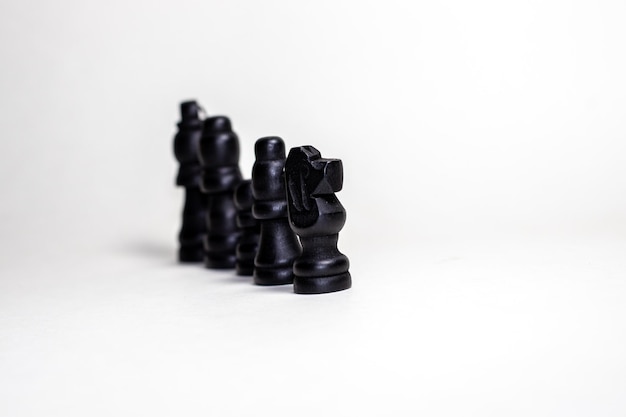 pezzi degli scacchi neri su sfondo grigio bianco che giocano a giochi da tavolo con il concetto di bambini