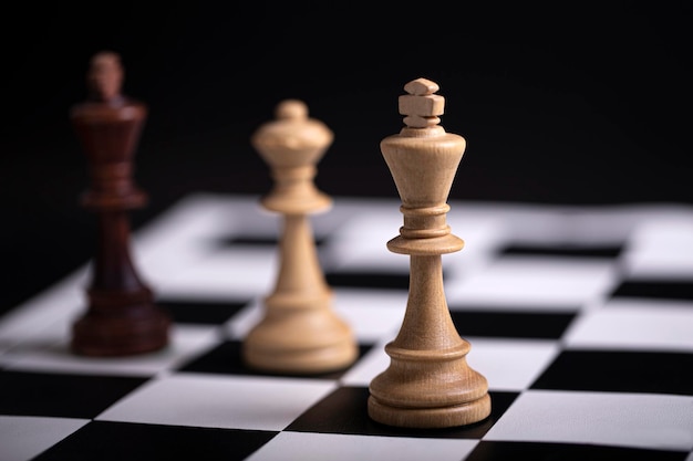 Pezzi degli scacchi su una scacchiera il concetto di giocare e vincere un torneo di scacchi
