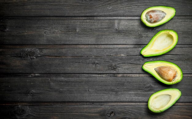 Pezzi di avocado con un osso