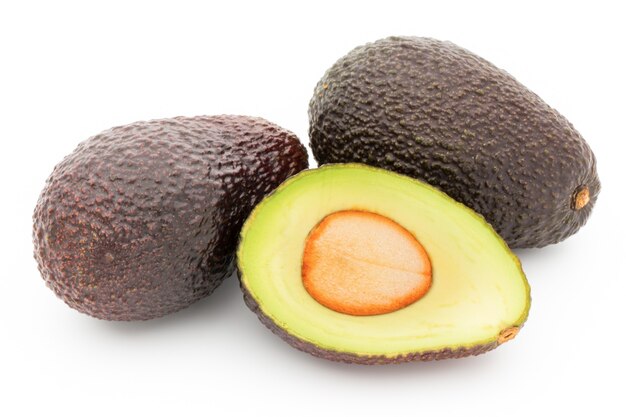 Pezzi di avocado impostati isolati su sfondo bianco.