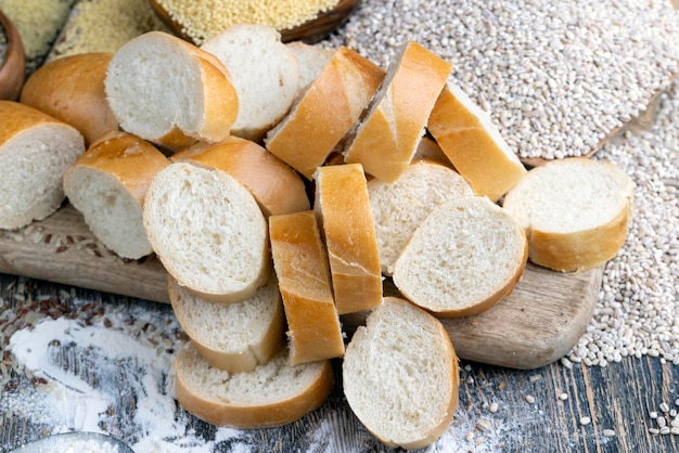 Pezzi di baguette di grano su un tagliere