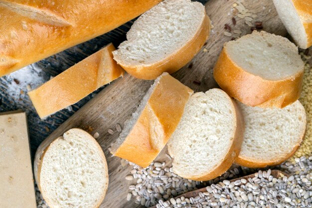 Pezzi di baguette di grano su un tagliere