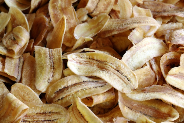 Pezzi di banana fritti tagliati sottili